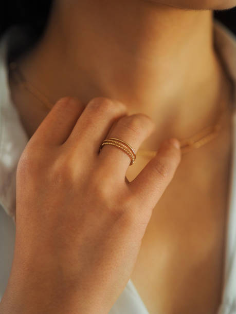 золотое кольцо на женской руке - necklace chain gold jewelry стоковые фото и изображения
