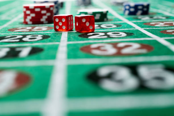 ルーレットテーブルの上のギャンブルチップとサイコロ - leisure games dice indoors table ストックフォトと画像