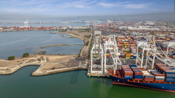 オークランド港貨物船 - port of oakland ストックフォトと画像