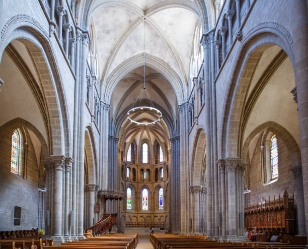 innenraum der kathedrale st. pierre, genf, schweiz - nave stock-fotos und bilder