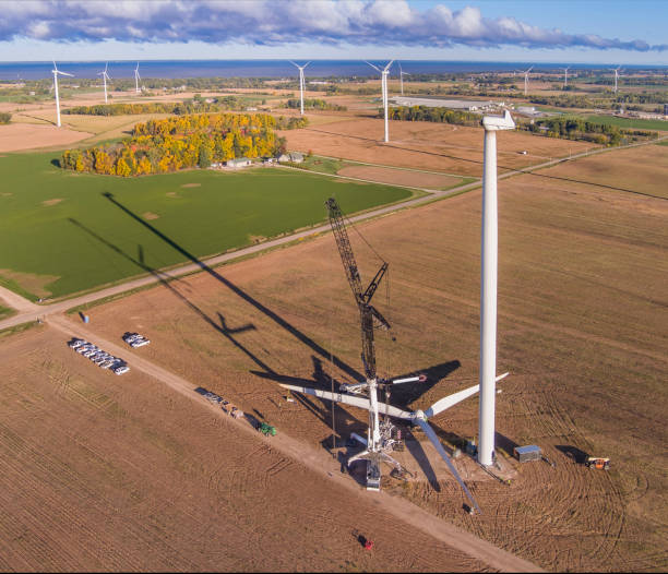 équipe remplaçant les pales de rotor d’une éolienne - propellor blades photos et images de collection