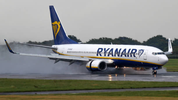 ryanair ボーイング 737 - airport runway airplane commercial airplane ストックフォトと画像