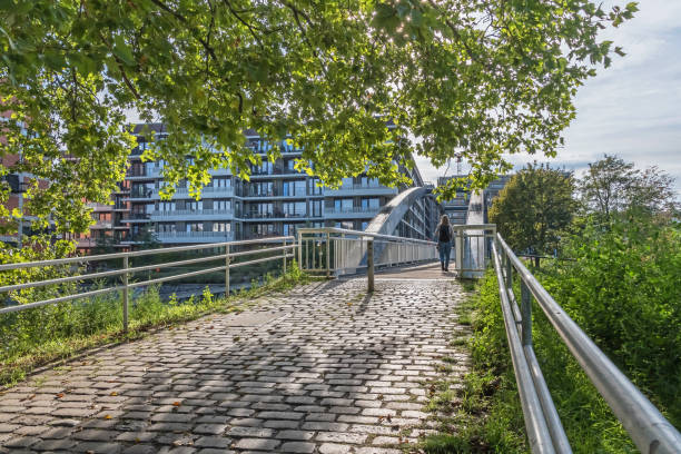 Kieler bridge over the Berlin-Spandau shipping canal in Berlin, Germany Berlin, Germany - September 23, 2022:  Steel arch Kieler bridge over the Berlin-Spandau shipping canal, part of the walkway around the Nordhafen moabit stock pictures, royalty-free photos & images