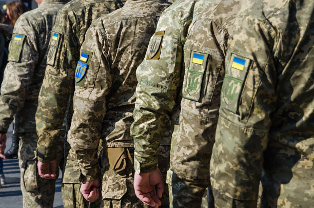 ukrainische soldaten auf militärparade. ukrainische flagge auf militäruniform. ukrainische truppen. - krieg stock-fotos und bilder