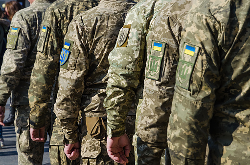 Soldados ucranianos en desfile militar. Bandera ucraniana en uniforme militar. Tropas ucranianas. photo