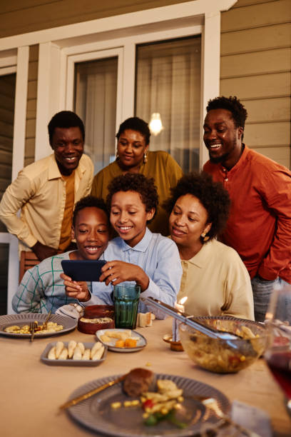 familia feliz tomando una foto selfie en la cena - family thanksgiving dinner praying fotografías e imágenes de stock