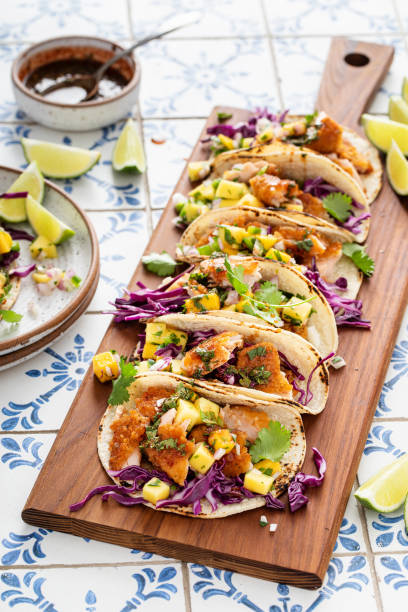マンゴーサルサと赤キャベツのフィッシュタコス - fish tacos ストックフォトと画像
