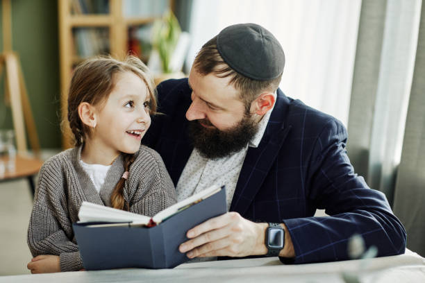 jüdischer vater mit süßem mädchen - judentum stock-fotos und bilder
