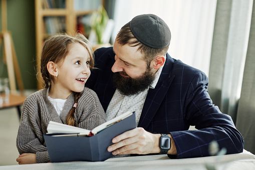 Padre judío con linda niña photo