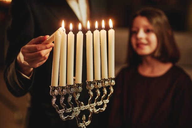 еврейская семья зажигает свечу - hanukkah menorah candle judaism стоковые фото и изображения