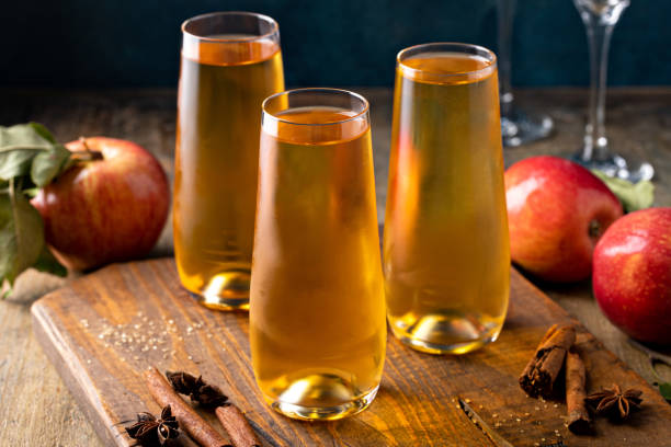 mimosa de sidra de manzana para el brunch de otoño, idea de cóctel de otoño - soft cider fotografías e imágenes de stock