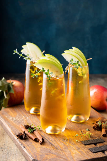 mimosa de sidra de manzana para el brunch de otoño, idea de cóctel de otoño - soft cider fotografías e imágenes de stock