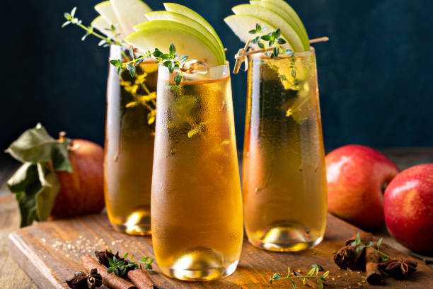 mimosa de sidra de manzana para el brunch de otoño, idea de cóctel de otoño - soft cider fotografías e imágenes de stock