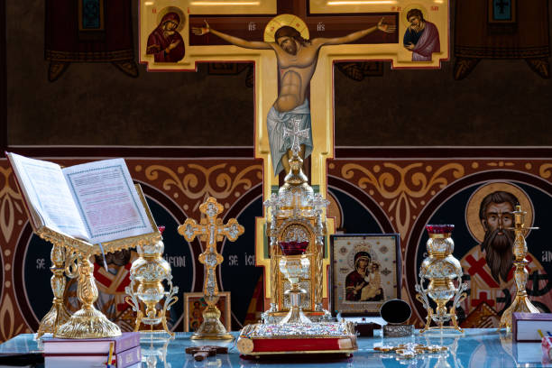 im altar einer orthodoxen kirche - orthodoxes christentum stock-fotos und bilder