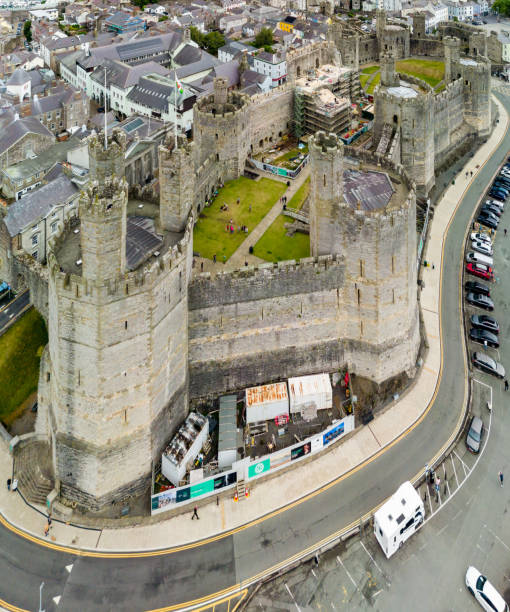 노스 웨일즈의 고대 caernarfon 성의 조감도.  이 성은 현재 수리 �공사를 진행 중이며 웨일즈 왕자의 투자에 사용되었습니다. - caenarvon castle caernarfon castle wales 뉴스 사진 이미지