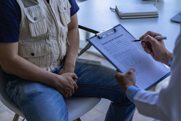 o conceito de problemas de próstata e bexiga. problemas de saúde dos jovens com dor são direcionados jovens com dor ao médico para tratamento. os médicos estão entrevistando e dando conselhos aos pacientes. - external oblique - fotografias e filmes do acervo