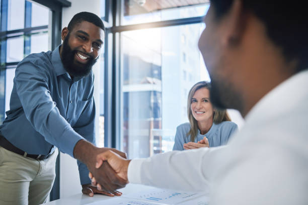 deal, partenariat et collaboration poignée de main de gens d’affaires ou d’hommes en réunion b2b dans une entreprise de diversité. sourire heureux d’un homme d’affaires serrant la main d’un responsable du recrutement lors d’un entretien de r - large group of people flash photos et images de collection