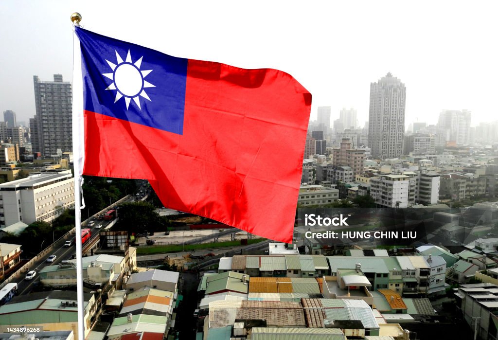 Lá cờ Đài Loan tung bay trên bầu trời. Cảnh quan thành phố trên tầng thượng tầng 26 ở Cao Hùng, Đài Loan. - Trả ph í Bản quyền Một lần Biểu trưng - Biểu tượng Bức ảnh sẵn có