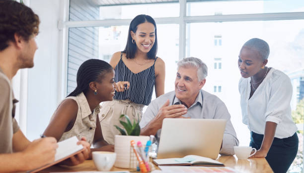 trabajo en equipo, diversidad e innovación en reuniones en portátil con equipo, comunicación o charla. planificación, liderazgo o estrategia con personas corporativas que trabajan en un proyecto en la computadora juntos en la oficina - lugar de trabajo fotografías e imágenes de stock