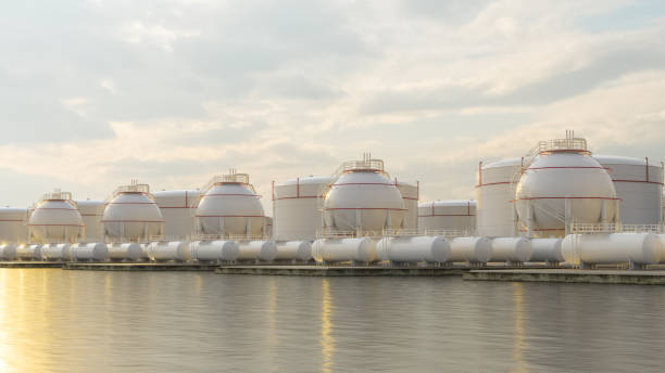 gasspeichertanks an der meeresküste bei sonnenuntergang - storage tank stock-fotos und bilder