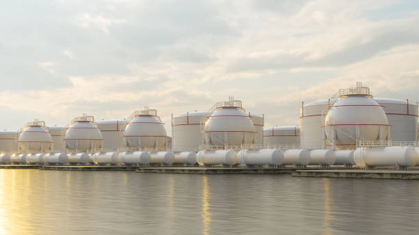 tanques de almacenamiento de gas en la costa del mar al atardecer - storage tank silo chemical factory fotografías e imágenes de stock
