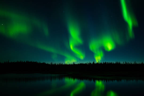 aurora - yellowknife fotografías e imágenes de stock