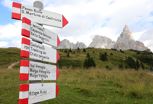 arrows in the mountain path to indicate the Italian locations on the European Alps without people