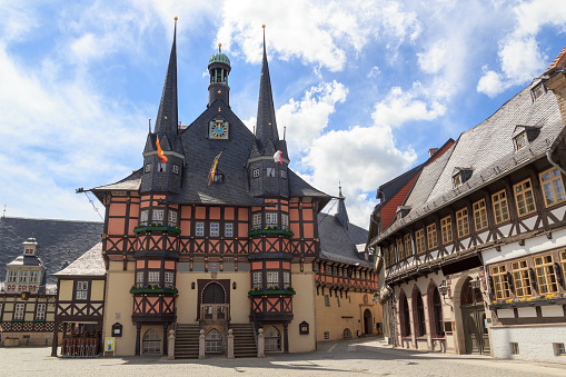 Ayuntamiento de Wernigerode con fachada de madera en Harz, Alemania photo