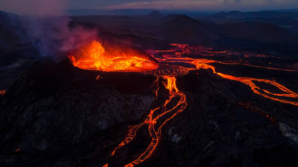 bella vista aerea di un vulcano attivo con lava rossa che esplode in islanda - volcano exploding smoke erupting foto e immagini stock