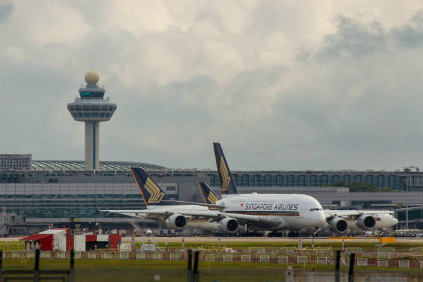 aviones de singapore airlines en el aeropuerto internacional changi con torre de control de tráfico aéreo, singapur. - airbus a380 fotografías e imágenes de stock