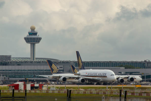 aerei di singapore airlines all'aeroporto internazionale di changi con torre di controllo del traffico aereo, singapore. - air traffic control tower foto e immagini stock