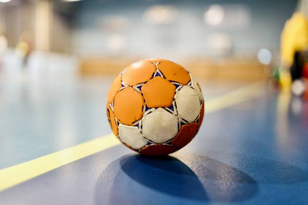 handball ball on field - handbal stockfoto's en -beelden