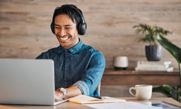 uomo d'affari, laptop e motivazione musicale con dipendente di lavoro remoto che digita un'e-mail e ascolta podcast audio. radio, uomo e impiegato che ridono della divertente trasmissione online lavorando da casa - mid adult audio foto e immagini stock