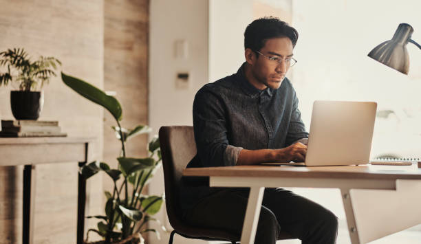 arbeits-, computer-e-mail und geschäftsmann aus china, der ernsthaft daran interessiert ist, einen laptop-fehler zu beheben. internet-, recherche- und 404-web-problem eines asiatischen geschäftsmannes, der am schreibtisch eine tech- und online-strategie  - laptop benutzen stock-fotos und bilder