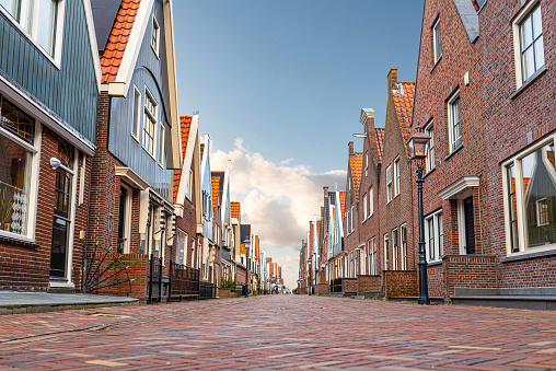 Vista de ángulo bajo de calles empedradas y edificios típicos en la ciudad holandesa de Volendam photo