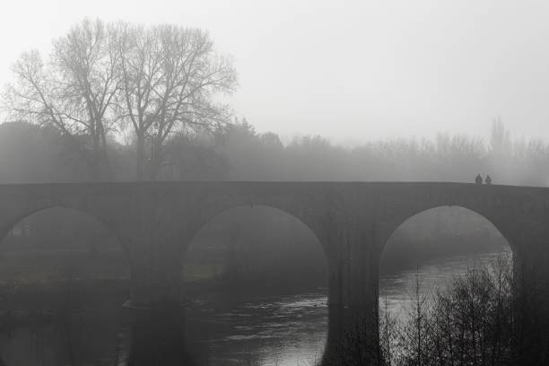 ponte de tijolos velhas sobre o rio cercada de neblina - fog old stone bridge - fotografias e filmes do acervo