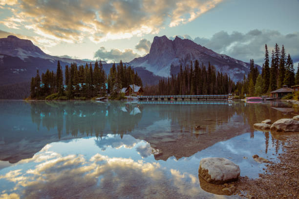 선라이즈의 에메랄드 호수 - british columbia canada lake emerald lake 뉴스 사진 이미지