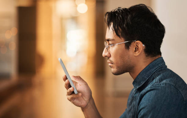 telefono, giovane preoccupato volto e mentre legge notizie online o comunicazioni e-mail di spam. sguardo serio dello studente, preoccupato e stressato o confuso sulla sicurezza informatica 404 informazioni digitali - telephone worried one person discussion foto e immagini stock