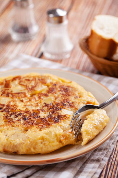 frittata di patate spagnole sul tavolo - tortilla spagnola foto e immagini stock