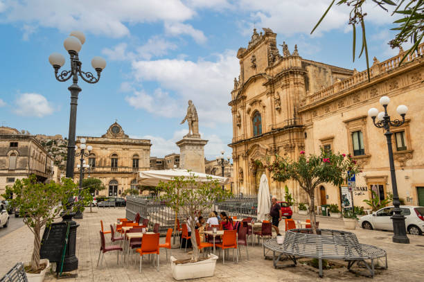 la hermosa plaza busacca en scicli con monumento e iglesia - scicli fotografías e imágenes de stock