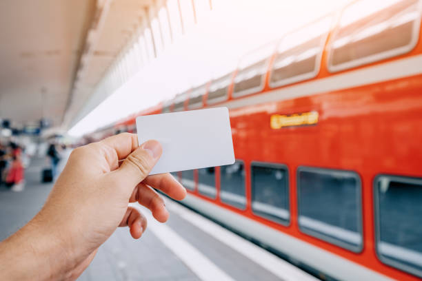 기차역 플랫폼에있는 현대식 이층 고속 열차의 배경에 대해 승객의 손에있는 신용 카드 또는 선불 교통 카드 - ticket control 뉴스 사진 이미지