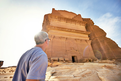 Turista admirando la tumba de Lihyan, hijo de Kuza, en Hegra photo