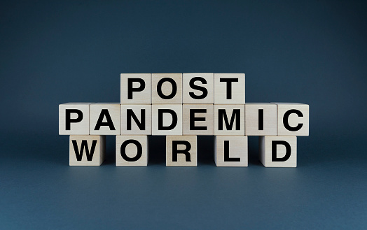 Mundo post pandémico. Los cubos forman las palabras Post Pandemic World. photo