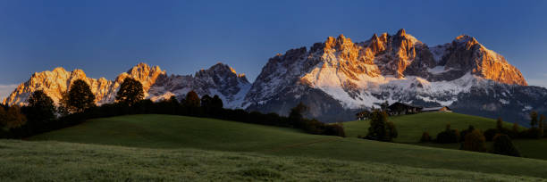 sonnenaufgang am kaisergebirge, tirol, österreich - alpenglühen stock-fotos und bilder