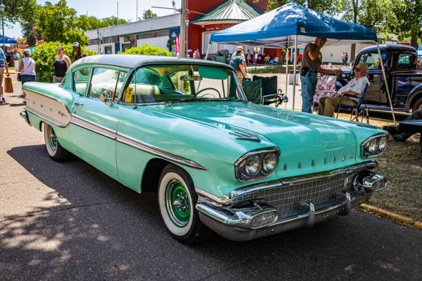 1958 pontiac chieftain 2 puertas hardtop - pontiac fotografías e imágenes de stock