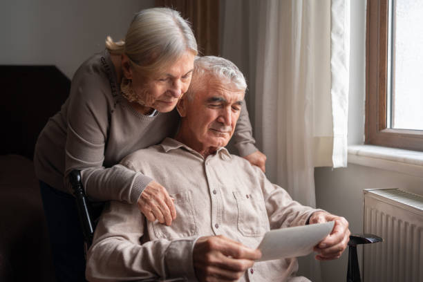 starsza para patrząca na stare zdjęcie - old armchair women senior adult zdjęcia i obrazy z banku zdjęć