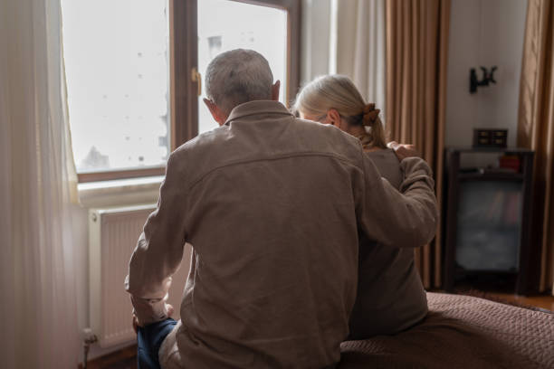 coppia anziana contemplativa a casa - senior adult depression dementia alzheimers disease foto e immagini stock