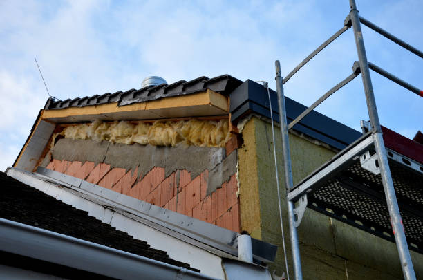 reparación de la fachada de la vivienda. andamio está justo al lado de la casa. aislamiento con aislamiento térmico de lana mineral. el ático y techo con tejas quemadas es una gran resistencia térmica - quit scene fotografías e imágenes de stock