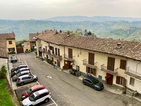 Italie - region du Piemont- village de Serralunga d’Alba. Serralunga d'Alba is a comune (municipality) in the Province of Cuneo in the Italian region Piedmont, located about 60 kilometres (37 mi) southeast of Turin and about 45 kilometres (28 mi) northeast of Cuneo.