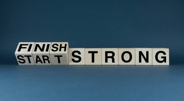 zacznij mocno - zakończ mocno. kostki tworzą słowa start strong - finish strong. - finishing zdjęcia i obrazy z banku zdjęć